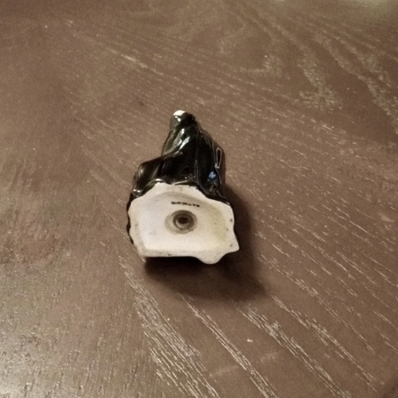 SALT OR PEPPER CERAMIC BATMAN. 4 INCHES. NEVER USED. $10.00 - Picture 2 of 3